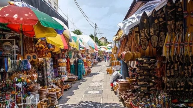 Menjelajahi pasar tradisional yang masih otentik
